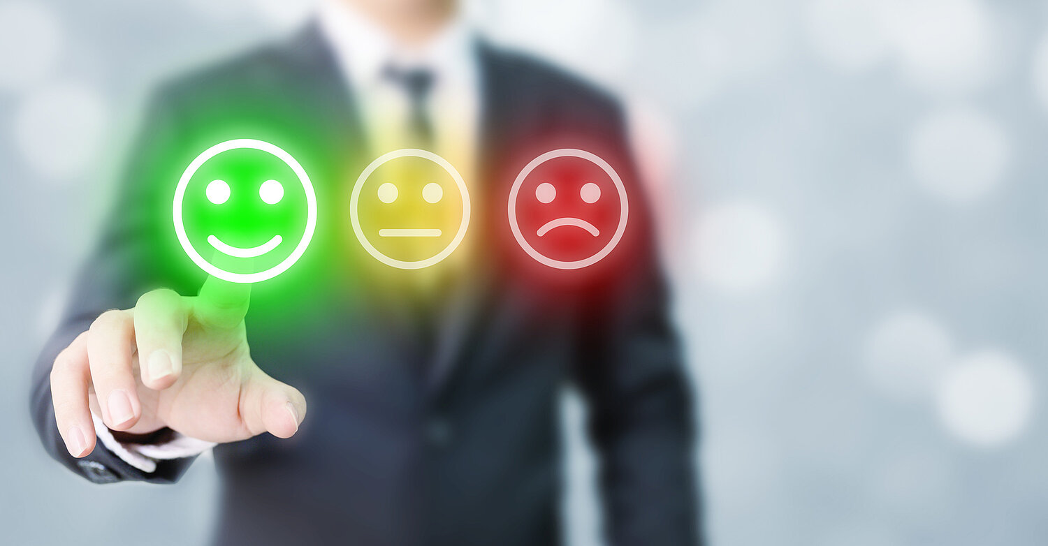Foto Mann der einen grünen Smiley anklickt