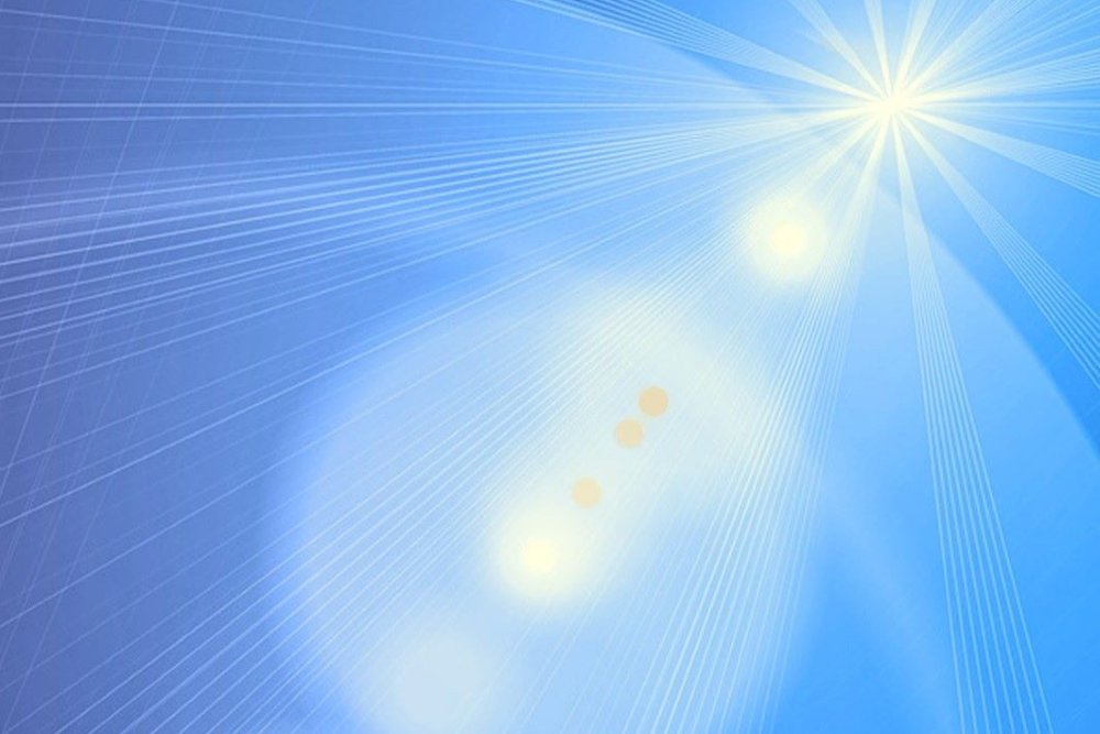Blauer Himmel mit Sonnenstrahlen